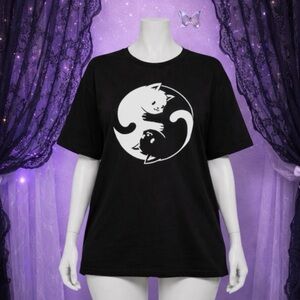 2 FOR $28 | Hot Topic Ying-Yang Kitties Black and White Graphic Tee